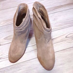 (18-4521)  Chinese Laundry Faux Suede Boots  Sz  10